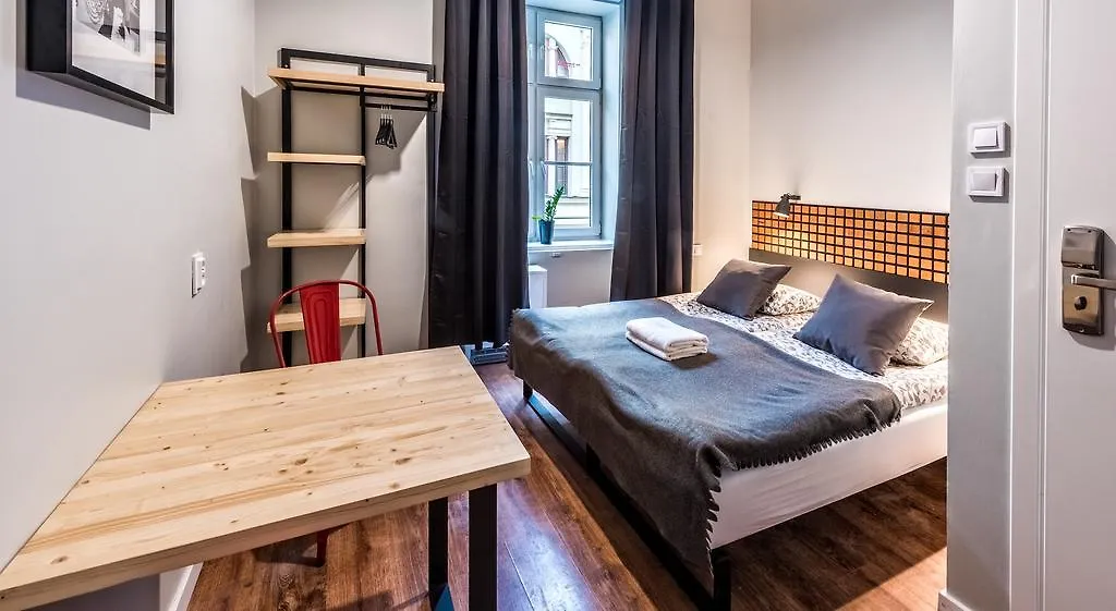 Flamingo Premium Hostel Kraków Polen